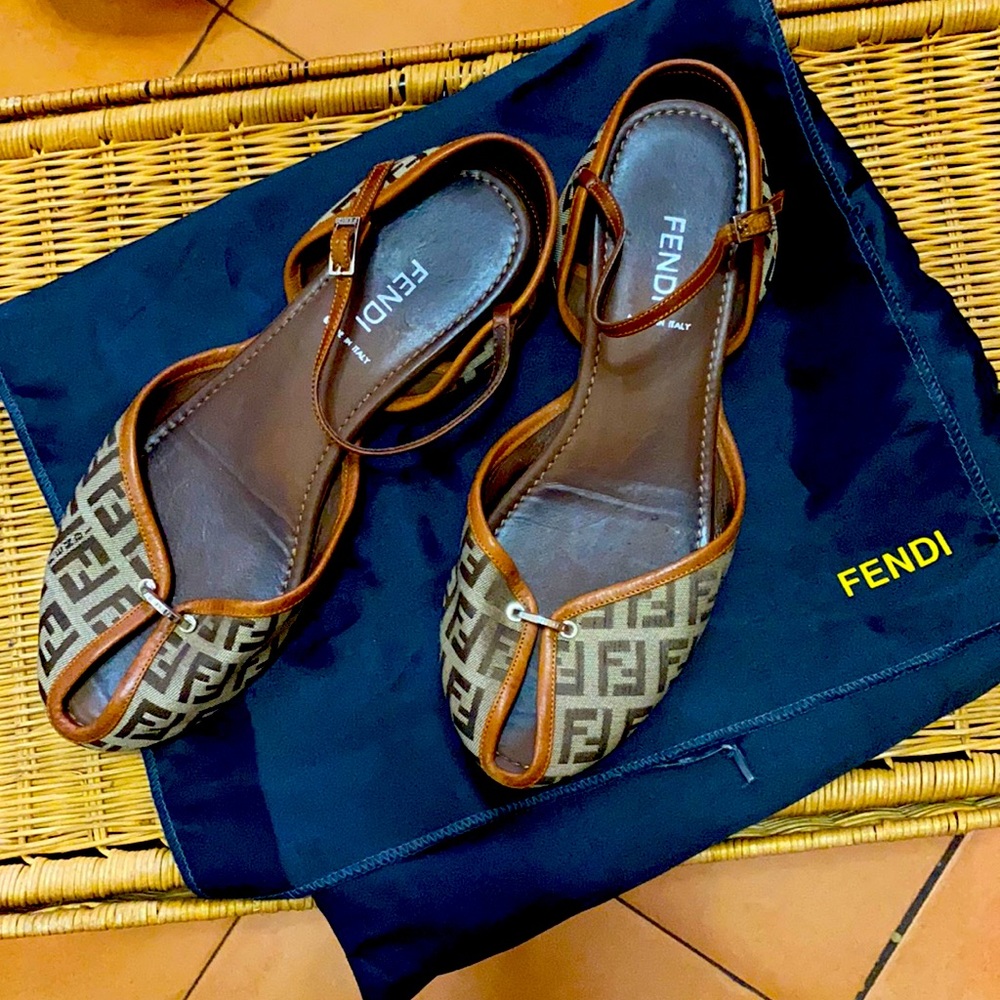 LAST CHANCE Fendi logo leather trim sandals